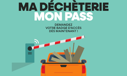 une voiture ouvre la barrière de la déchèterie avec son badge d'accès
