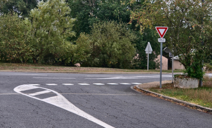 Cédez le passage intersection J Bastide et Route du Bois Vert