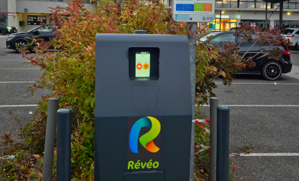 borne de recharge voiture électrique au parking relai de la crouzette