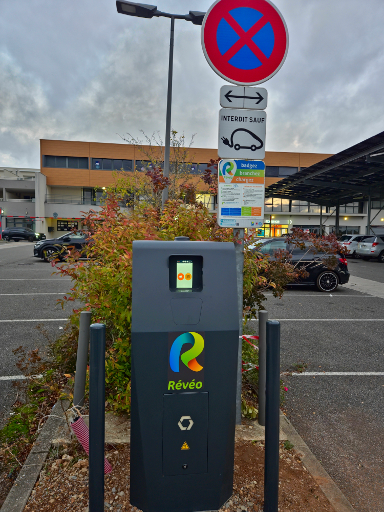 borne de recharge voiture électrique au parking relai de la crouzette