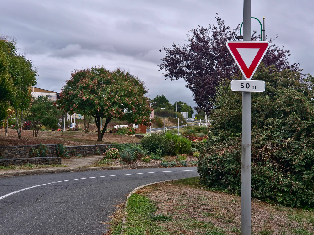 panneau d'annonce av J. Bastide Cédez le passage intersection J Bastide et Route du Bois Vert